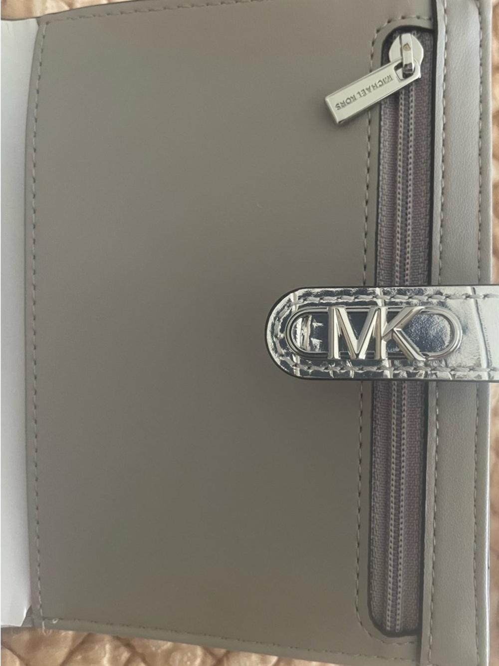 MICHAEL KORS METALLIC MK SIGNATURE FLAT BIFOLD WALLET/PASSPORT CASE HOLDER - Picture 6 of 8